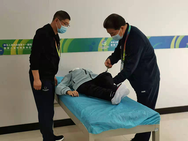 图为运动员进行功能检查